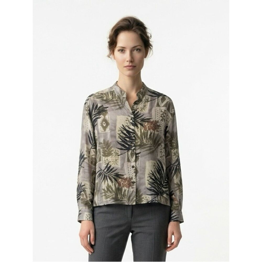 Chico’s Design Women’s 100 % Silk Size 2. Medium Blouse.   LTOP 739